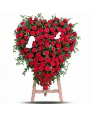 Wieniec pogrzebowy serce z czerwonych róż na stojaku