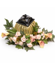 Wielkanocna kompozycja nagrobna pod znicz z różowymi kwiatami – kwiaty sztuczne