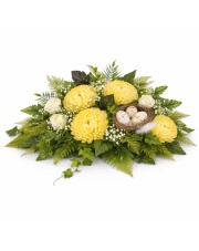 Wielkanocna wiązanka na grób z żółtymi chryzantemami – kwiaty sztuczne