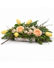 Wielkanocna wiązanka na grób z tulipanami i jajeczkami – z kwiatów sztucznych