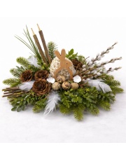 Wielkanocny stroik na grób z baziami i zajączkiem – z kwiatów sztucznych