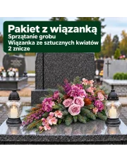 Mycie grobu z różowo-fioletową wiązanką i 2 zniczami