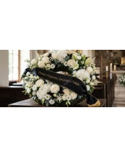 Jak wybrać wieniec pogrzebowy? Poradnik wyboru kwiatów na pogrzeb